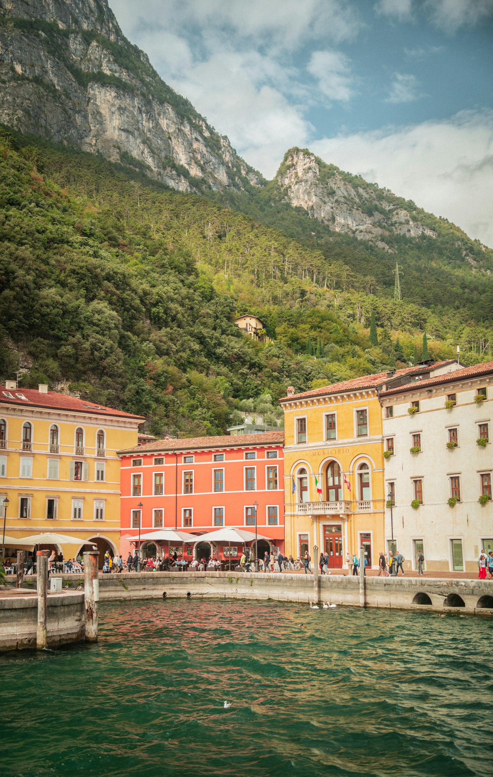 Gardasee in Italien, Ufer mit Bergen
